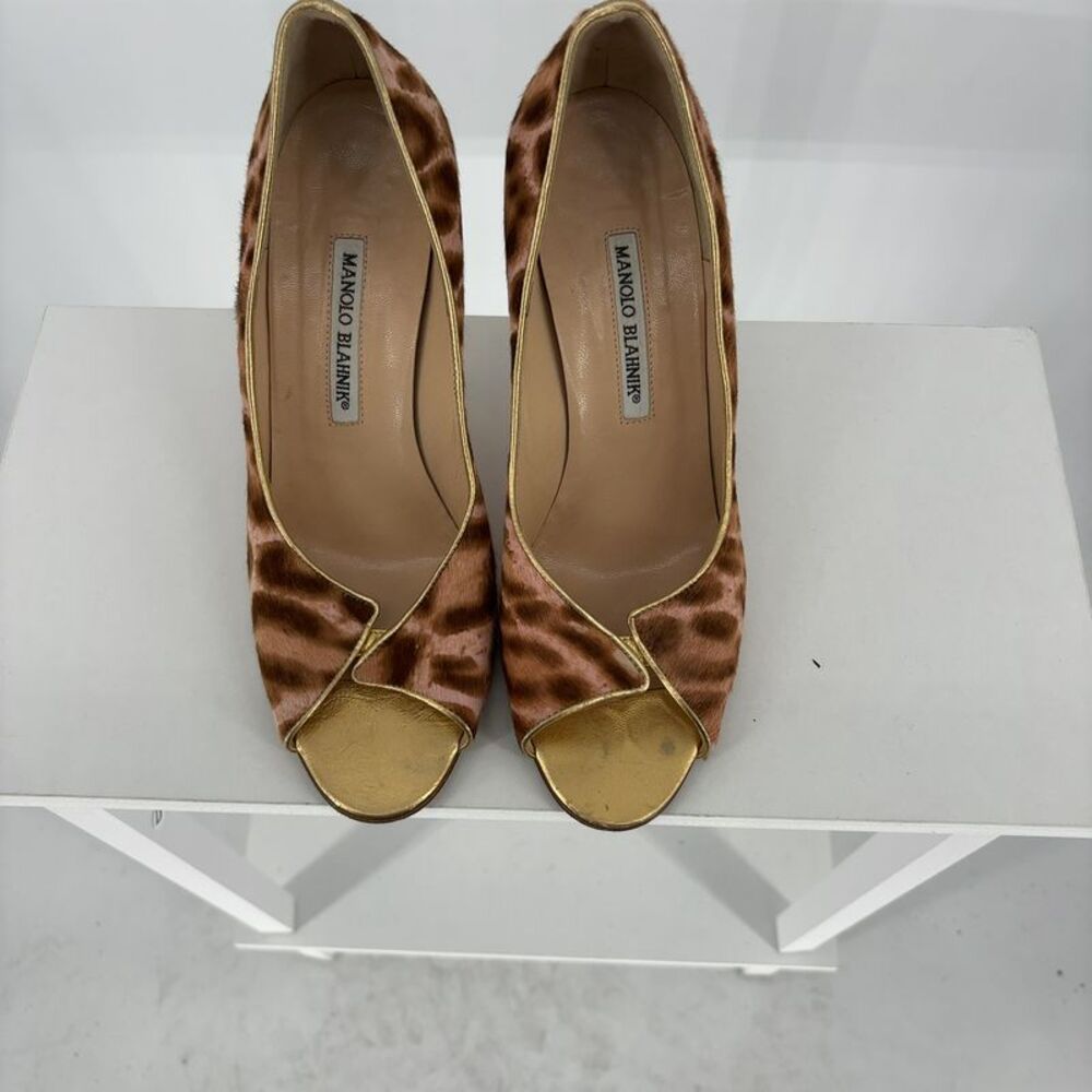 Manolo Blahnik Elegant Leopard Peep toe heels